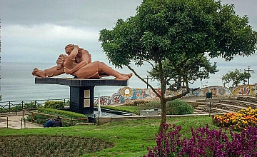 Lima – Museo Larco – City tour Colonial y Moderno: Parque del Amor, Huaca Pucllana, Centro financiero de San Isidro – Plaza de Armas Lima: Catedral de Lima, Palacio de Gobierno y Convento Catacumbas de San Francisco – Viaje a Paracas (Desayuno y Almuerzo)