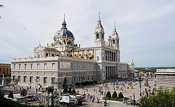 Lima – Museo Larco – City tour Colonial y Moderno: Parque del Amor, Huaca Pucllana, Centro financiero de San Isidro – Plaza de Armas Lima: Catedral de Lima, Palacio de Gobierno y Convento Catacumbas de San Francisco – Viaje a Paracas (Desayuno y Almuerzo)