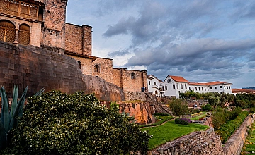 Lima – Traslado al Aeropuerto de Lima – Vuelo de Lima a Cusco – Llegada al Cusco – Recojo del Aeropuerto – Traslado al Hotel – City Tour Arqueológico (Desayuno y Almuerzo)