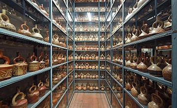 Lima – Museo Larco – City tour Colonial y Moderno: Parque del Amor, Huaca Pucllana, San Isidro – Plaza de Armas Lima: Catedral de Lima, Palacio de Gobierno y Catacumbas de San Francisco (Desayuno y Almuerzo)