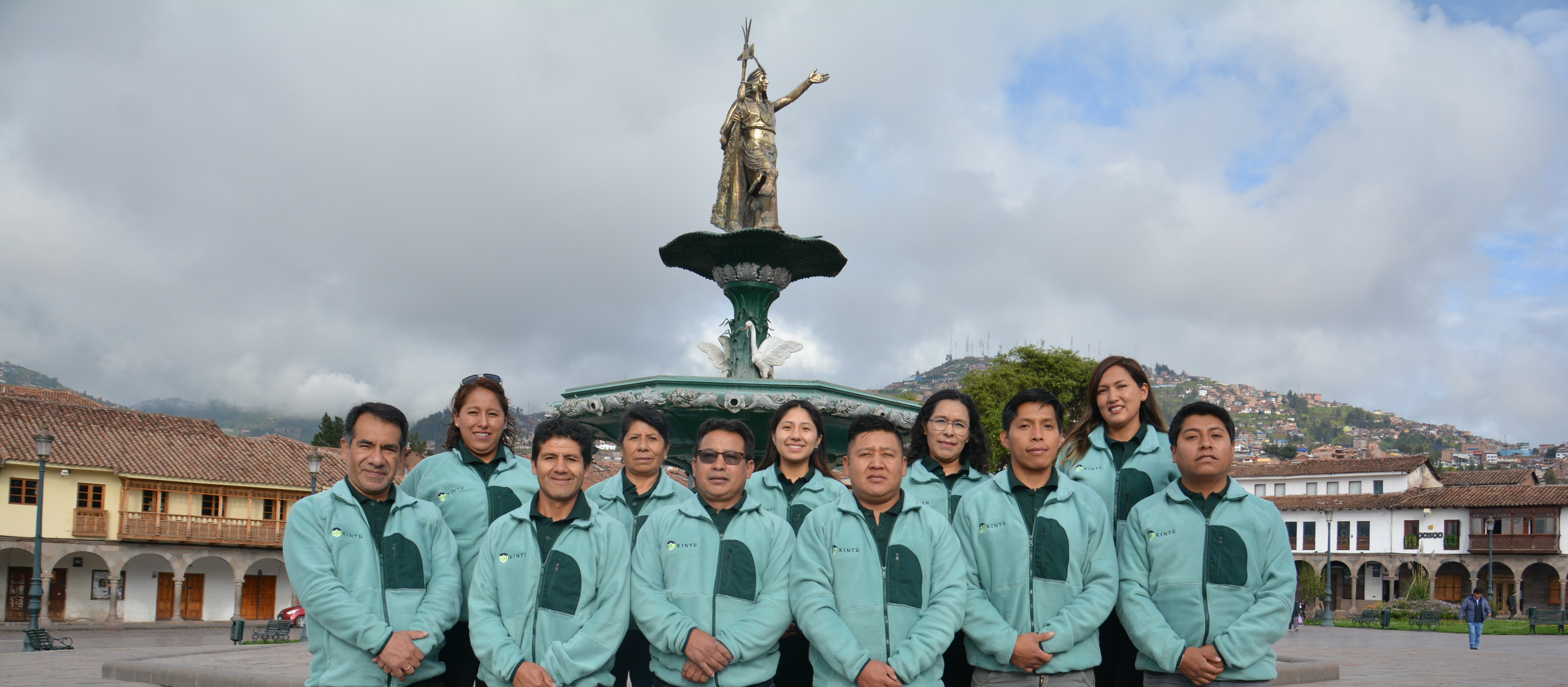 guias, personal de atencion, conductores, responsables de viaje y todo el eprsonal de agencia en el centro de la plaza de armas cuzco