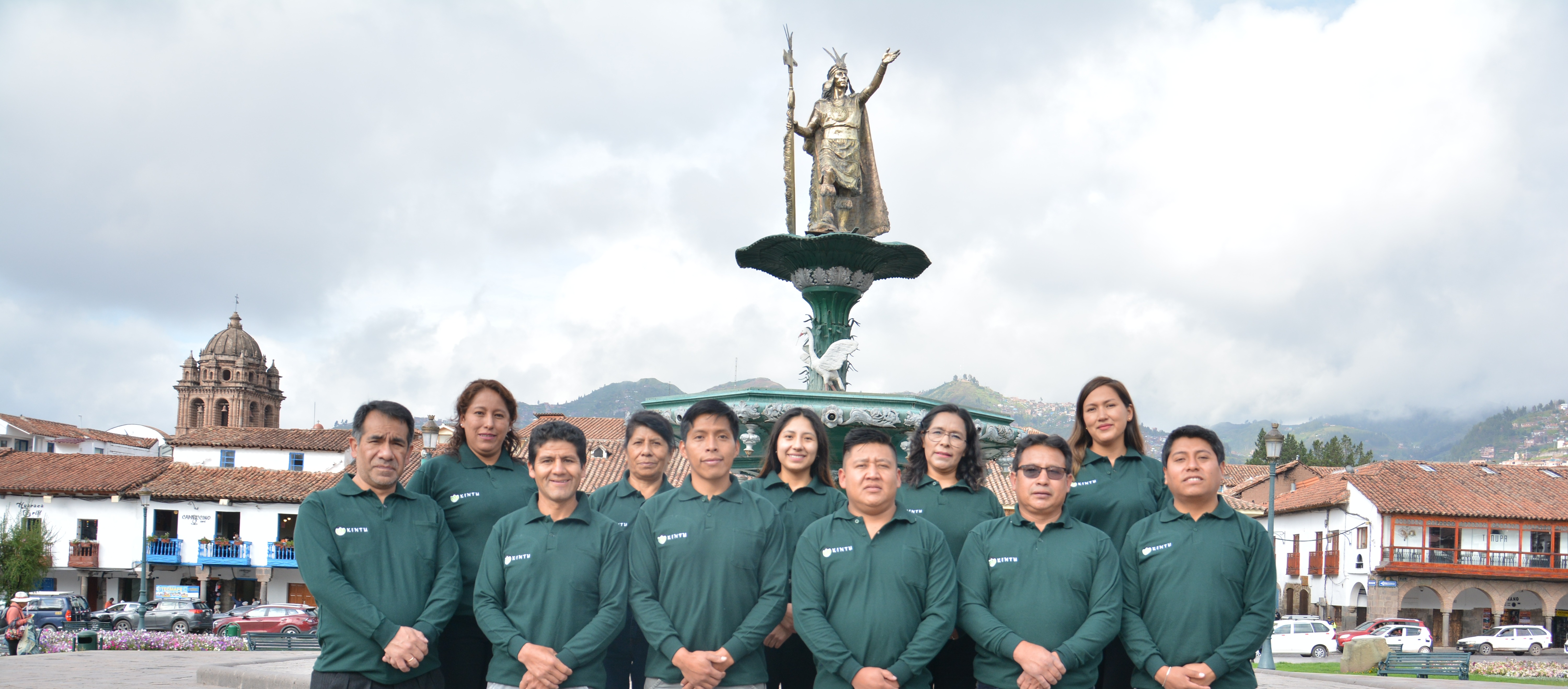 personal de la agencia de viajes kintu latinoamerica en la plaza de armas de cusco